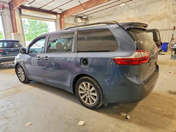 5TDDZ3DC5HS184485 2017 TOYOTA SIENNA - Image 2