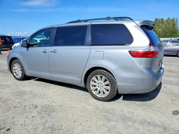 5TDDZ3DC5HS185216 2017 TOYOTA SIENNA - Image 2