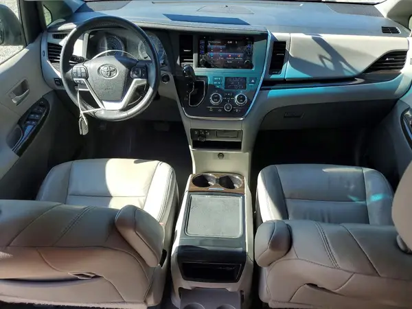 5TDDZ3DC5HS185216 2017 TOYOTA SIENNA - Image 8