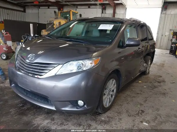 5TDDZ3DC5HS187614 2017 TOYOTA SIENNA - Image 2