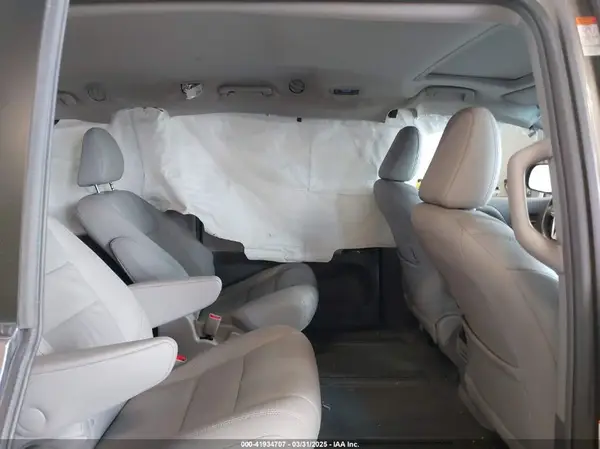 5TDDZ3DC5HS187614 2017 TOYOTA SIENNA - Image 8
