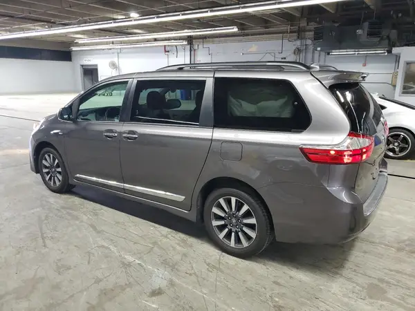 5TDDZ3DC5JS189157 2018 TOYOTA SIENNA - Image 2