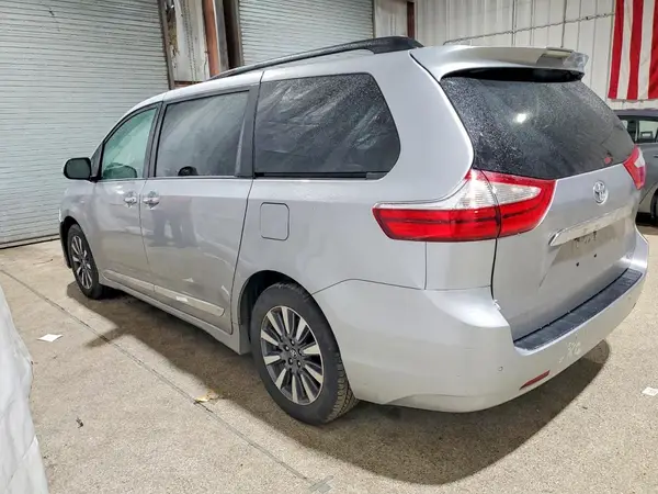 5TDDZ3DC5JS193323 2018 TOYOTA SIENNA - Image 2