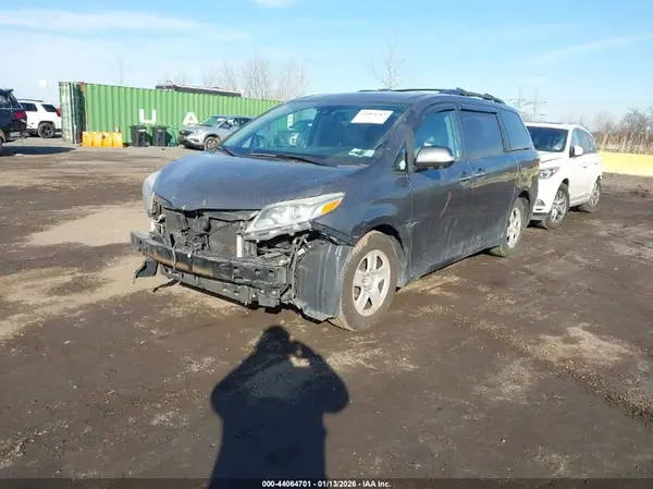 5TDDZ3DC5JS194682 2018 TOYOTA SIENNA - Image 2