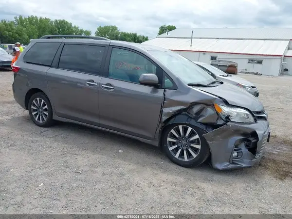 5TDDZ3DC5JS196979 2018 TOYOTA SIENNA - Image 1