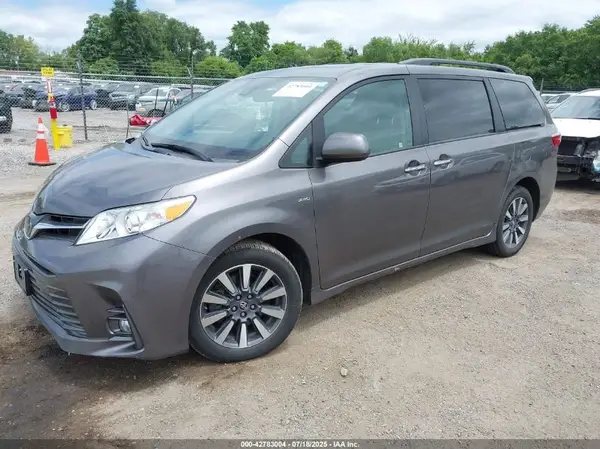5TDDZ3DC5JS196979 2018 TOYOTA SIENNA - Image 2