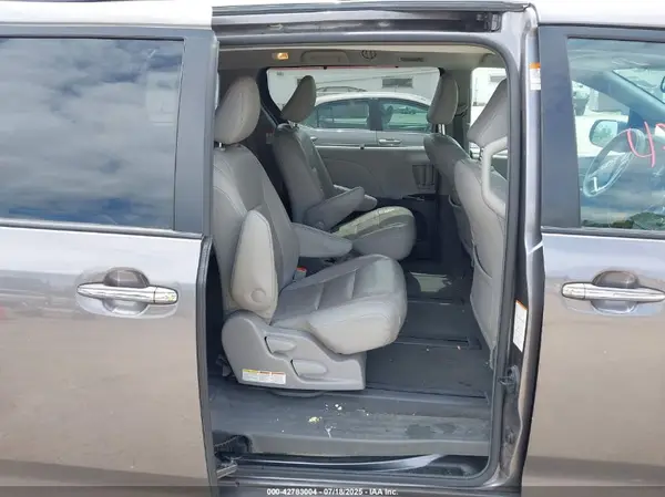 5TDDZ3DC5JS196979 2018 TOYOTA SIENNA - Image 8