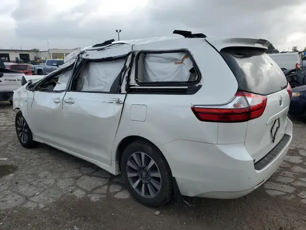 5TDDZ3DC5JS198330 2018 TOYOTA SIENNA - Image 2