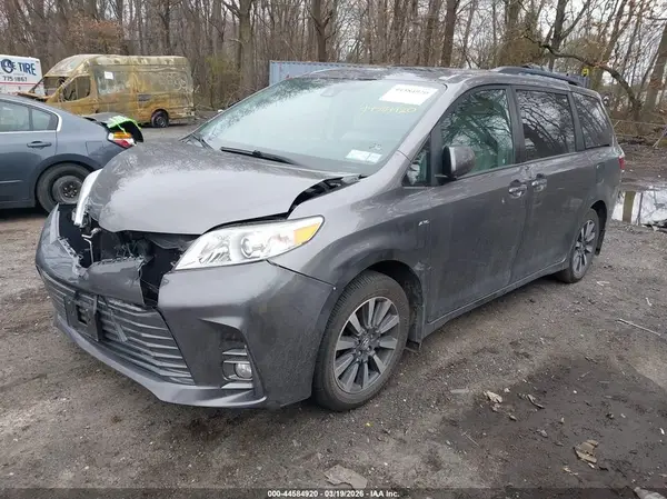 5TDDZ3DC5JS202571 2018 TOYOTA SIENNA - Image 2
