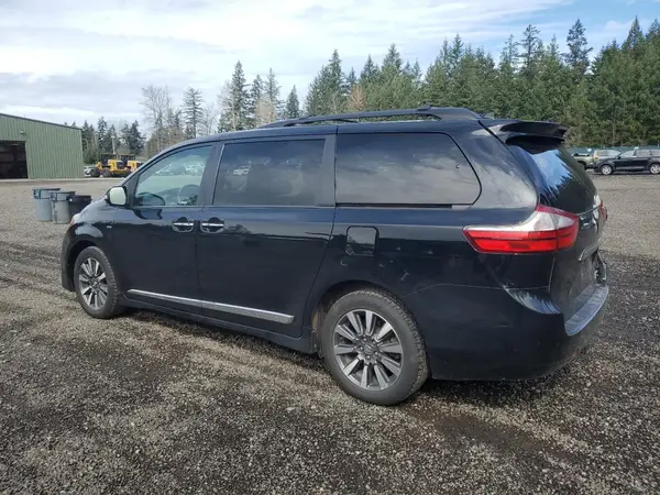 5TDDZ3DC5JS203056 2018 TOYOTA SIENNA - Image 2