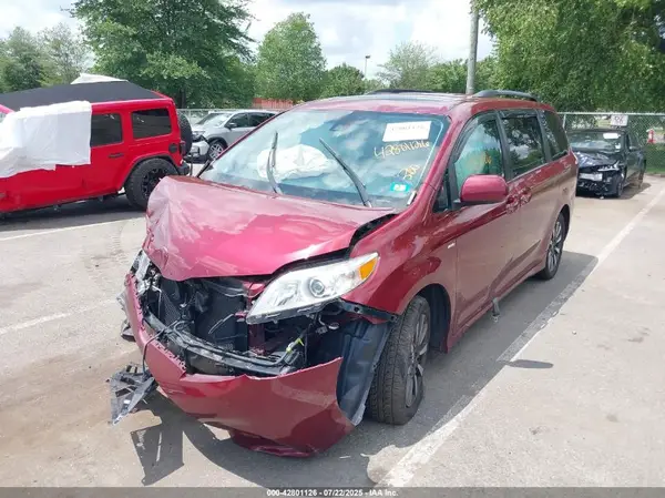 5TDDZ3DC5JS208824 2018 TOYOTA SIENNA - Image 2