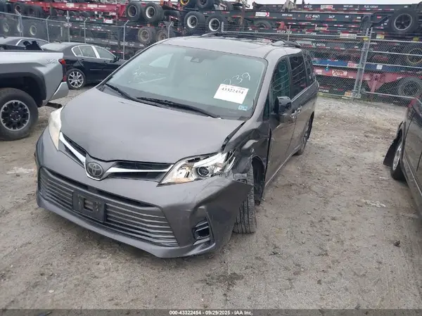 5TDDZ3DC5JS209889 2018 TOYOTA SIENNA - Image 2