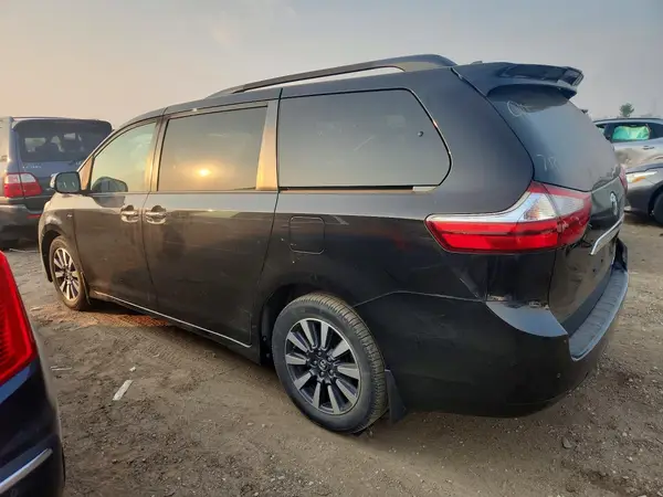 5TDDZ3DC5KS211577 2019 TOYOTA SIENNA - Image 2