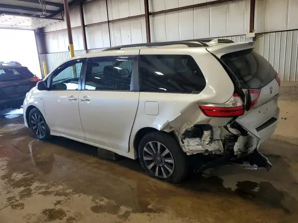 5TDDZ3DC5KS218108 2019 TOYOTA SIENNA - Image 2