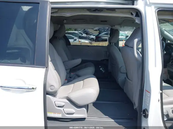 5TDDZ3DC5KS223258 2019 TOYOTA SIENNA - Image 8