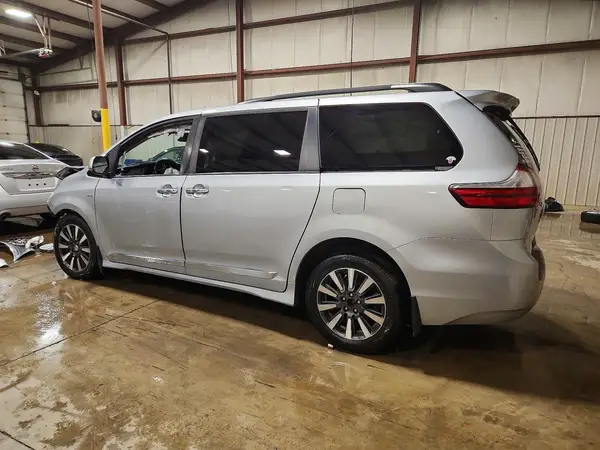 5TDDZ3DC5KS224989 2019 TOYOTA SIENNA - Image 2