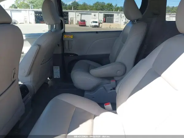 5TDDZ3DC5LS251742 2020 TOYOTA SIENNA - Image 8
