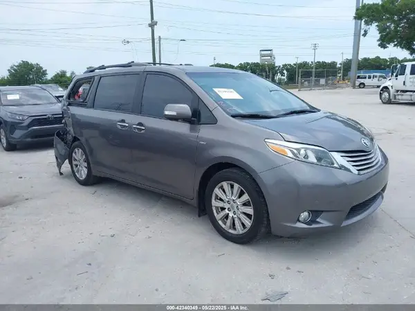 5TDDZ3DC6HS147381 2017 TOYOTA SIENNA - Image 1