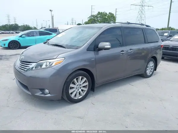 5TDDZ3DC6HS147381 2017 TOYOTA SIENNA - Image 2