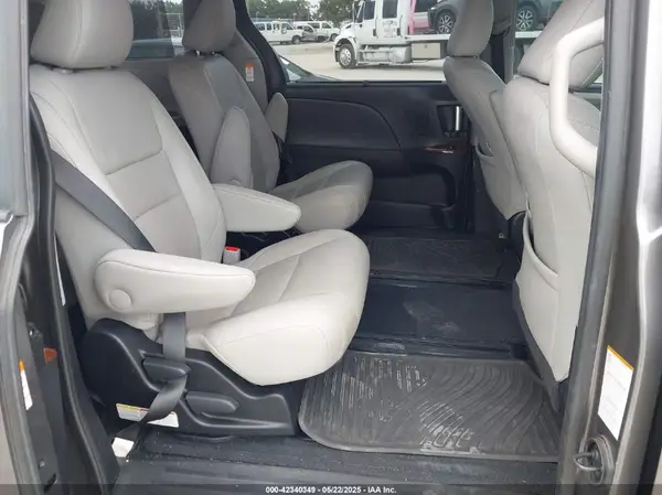 5TDDZ3DC6HS147381 2017 TOYOTA SIENNA - Image 8