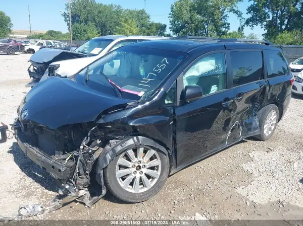 5TDDZ3DC6HS147557 2017 TOYOTA SIENNA - Image 2