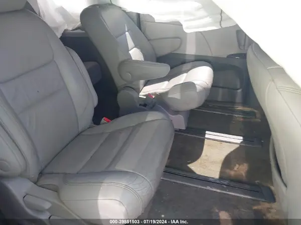 5TDDZ3DC6HS147557 2017 TOYOTA SIENNA - Image 8