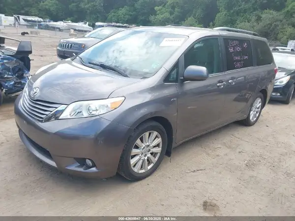 5TDDZ3DC6HS150071 2017 TOYOTA SIENNA - Image 2
