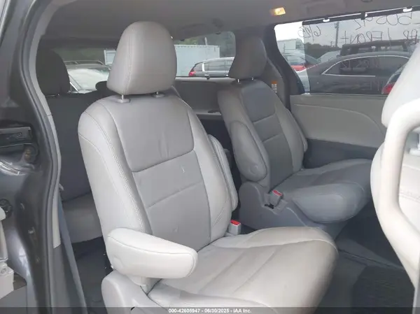 5TDDZ3DC6HS150071 2017 TOYOTA SIENNA - Image 8