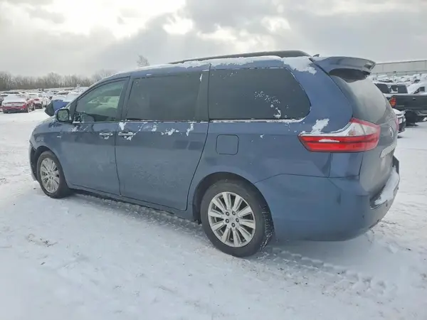 5TDDZ3DC6HS150717 2017 TOYOTA SIENNA - Image 2