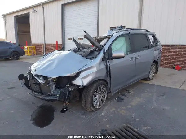 5TDDZ3DC6HS154539 2017 TOYOTA SIENNA - Image 2