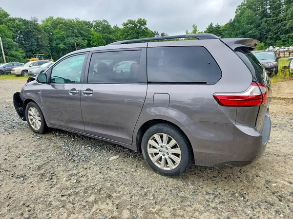 5TDDZ3DC6HS156601 2017 TOYOTA SIENNA - Image 2
