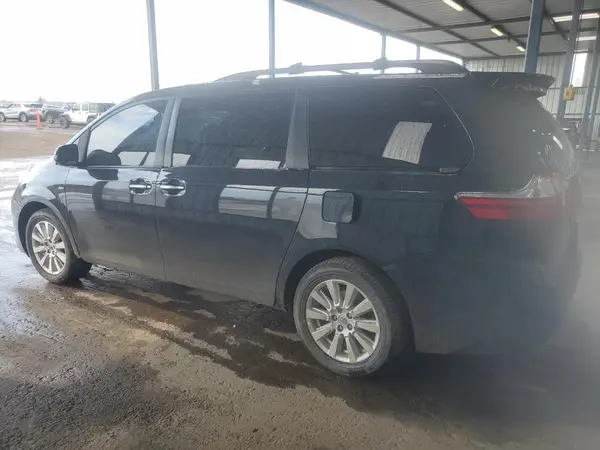 5TDDZ3DC6HS157375 2017 TOYOTA SIENNA - Image 2