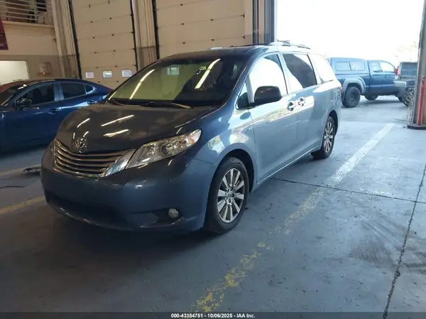 5TDDZ3DC6HS157411 2017 TOYOTA SIENNA - Image 2