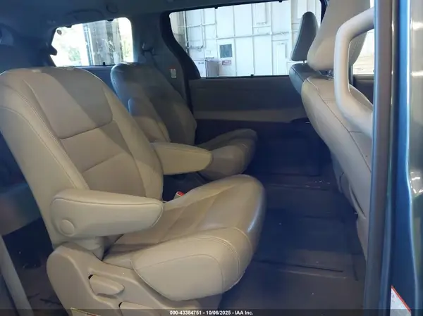 5TDDZ3DC6HS157411 2017 TOYOTA SIENNA - Image 8