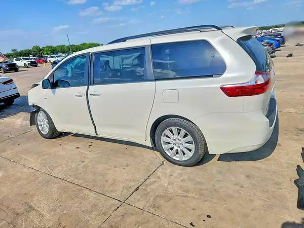 5TDDZ3DC6HS160034 2017 TOYOTA SIENNA - Image 2