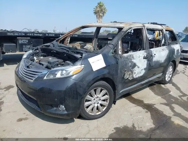 5TDDZ3DC6HS160678 2017 TOYOTA SIENNA - Image 2