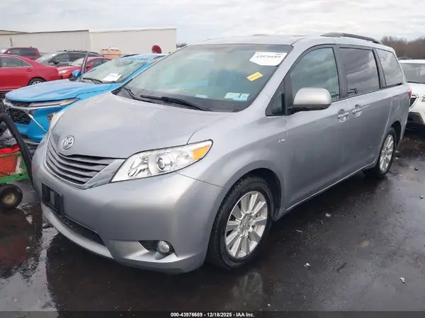5TDDZ3DC6HS163547 2017 TOYOTA SIENNA - Image 2