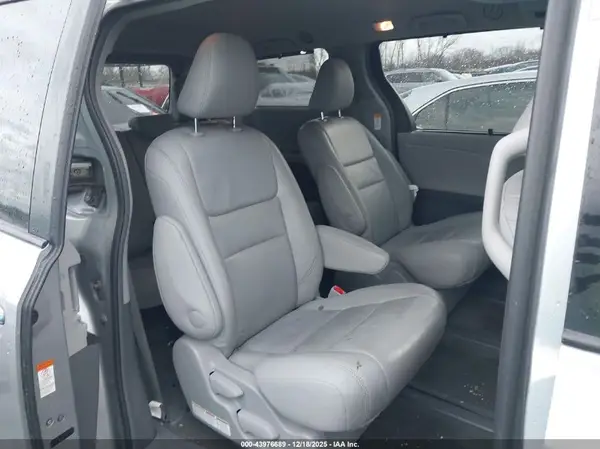 5TDDZ3DC6HS163547 2017 TOYOTA SIENNA - Image 8