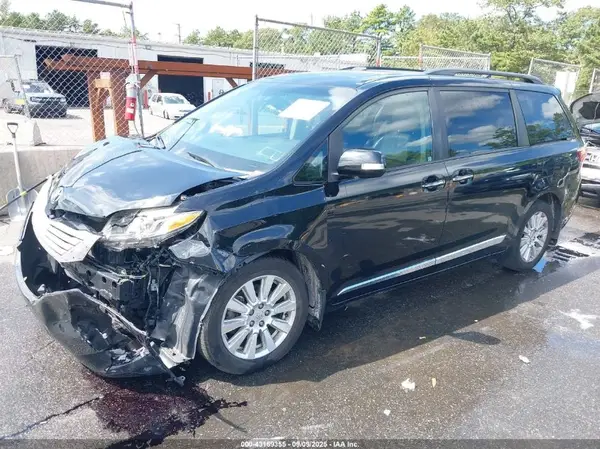 5TDDZ3DC6HS164150 2017 TOYOTA SIENNA - Image 2