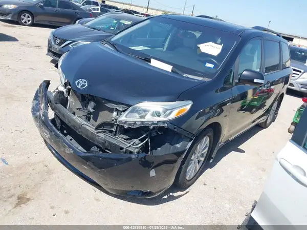 5TDDZ3DC6HS164424 2017 TOYOTA SIENNA - Image 2