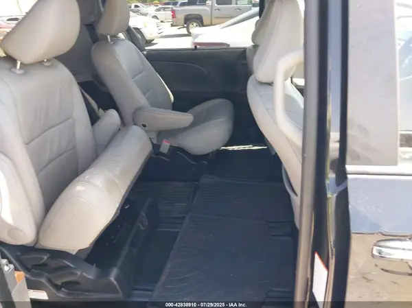 5TDDZ3DC6HS164424 2017 TOYOTA SIENNA - Image 8