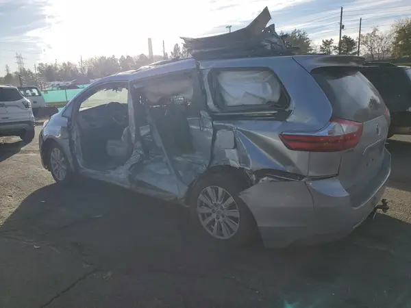 5TDDZ3DC6HS165427 2017 TOYOTA SIENNA - Image 2