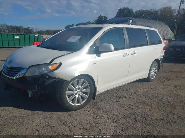 5TDDZ3DC6HS167193 2017 TOYOTA SIENNA - Image 2