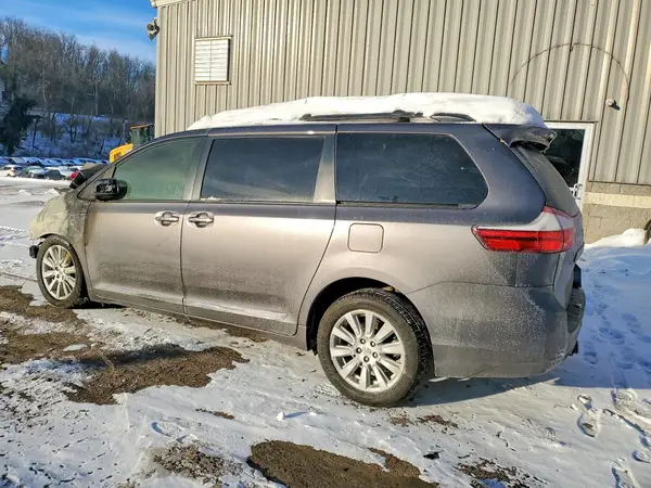 5TDDZ3DC6HS167873 2017 TOYOTA SIENNA - Image 2