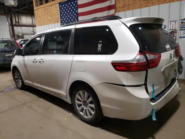 5TDDZ3DC6HS171955 2017 TOYOTA SIENNA - Image 2
