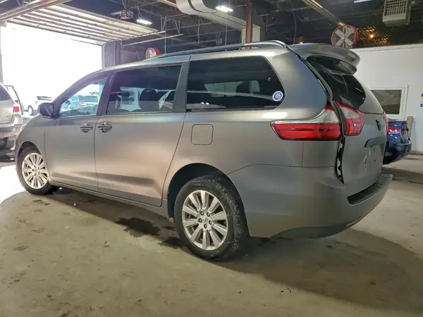 5TDDZ3DC6HS172099 2017 TOYOTA SIENNA - Image 2