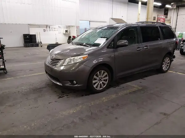 5TDDZ3DC6HS172961 2017 TOYOTA SIENNA - Image 2