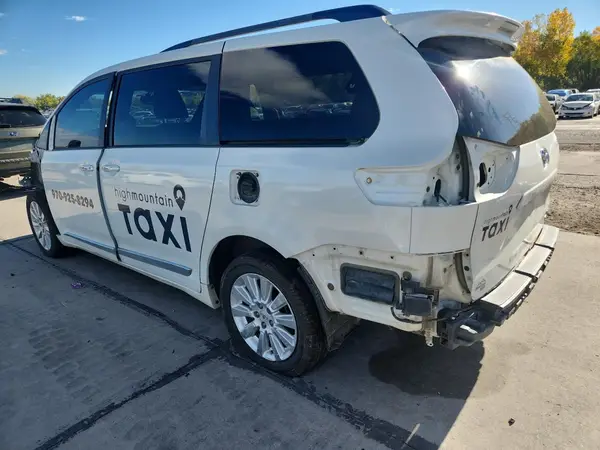 5TDDZ3DC6HS173396 2017 TOYOTA SIENNA - Image 2
