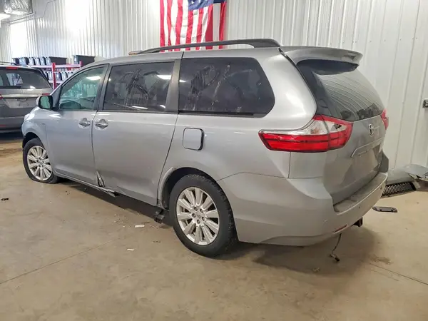 5TDDZ3DC6HS179991 2017 TOYOTA SIENNA - Image 2