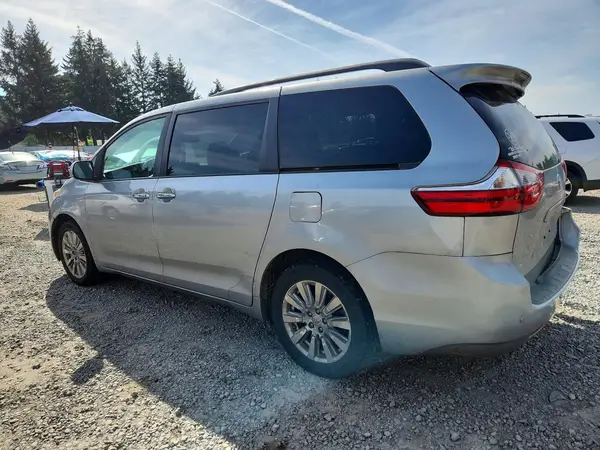 5TDDZ3DC6HS181336 2017 TOYOTA SIENNA - Image 2